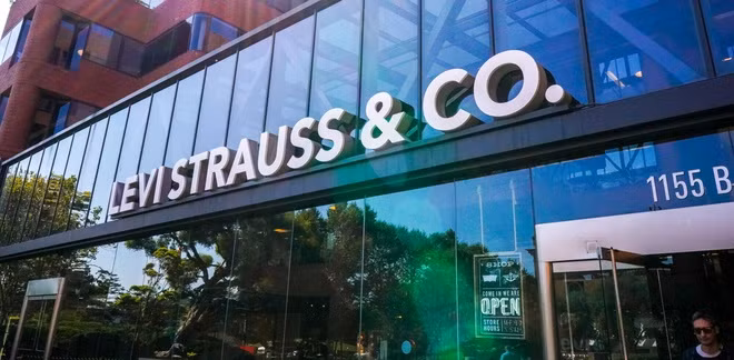 Levi Strauss&amp; Co. từng chi cho Facebook 2,8 triệu USD trong năm 2019. Hãng tuyên bố rút quảng cáo khỏi mạng xã hội này ít nhất cho đến hết tháng 7. Giám đốc Tiếp thị Jen Sey tuyên bố sẽ chờ đợi phản ứng của Facebook. Ảnh: Adweek.