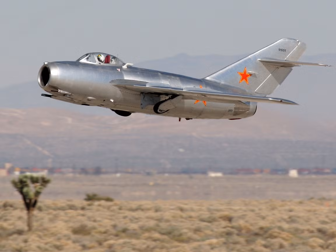 Máy bay chiến đấu MiG-15 có chiều dài 10,08m, sải cánh 10,08m, cao 3,7m, trọng lượng rỗng 3,6 tấn, trọng lương cất cánh tối đa 6,1 tấn. Nguồn ảnh: Wikipedia