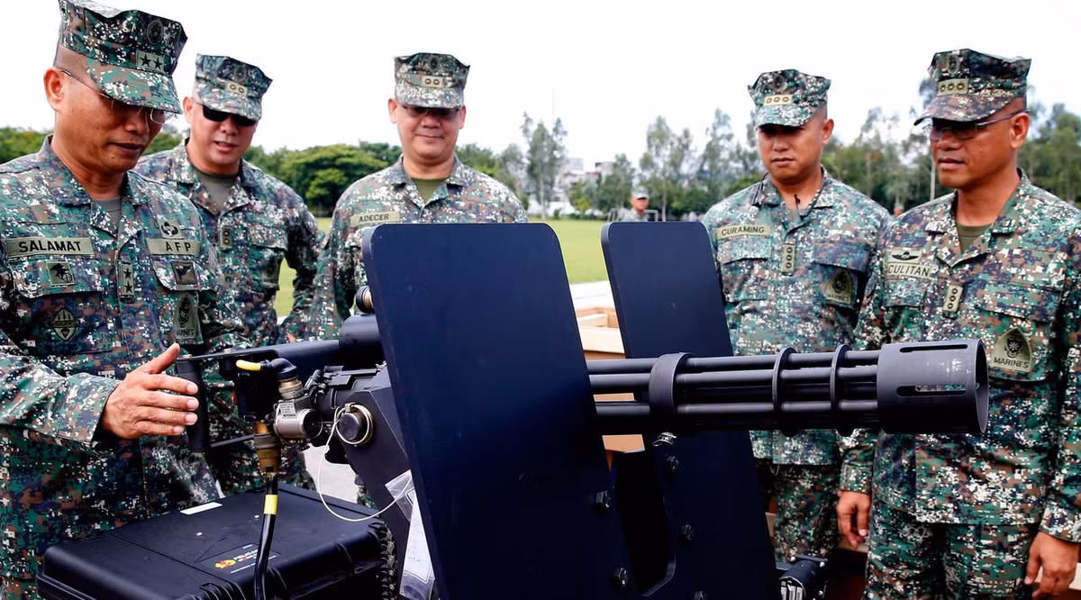 Tuy nhiên, thay vì cho Philippines vài chục tới trăm khẩu thì người Mỹ “keo kiệt” chỉ chấp nhận giao đúng 4 khẩu – con số quá nhỏ so với nhu cầu lớn từ Manila trong cuộc chiến chống khủng bố. Nguồn ảnh: AP