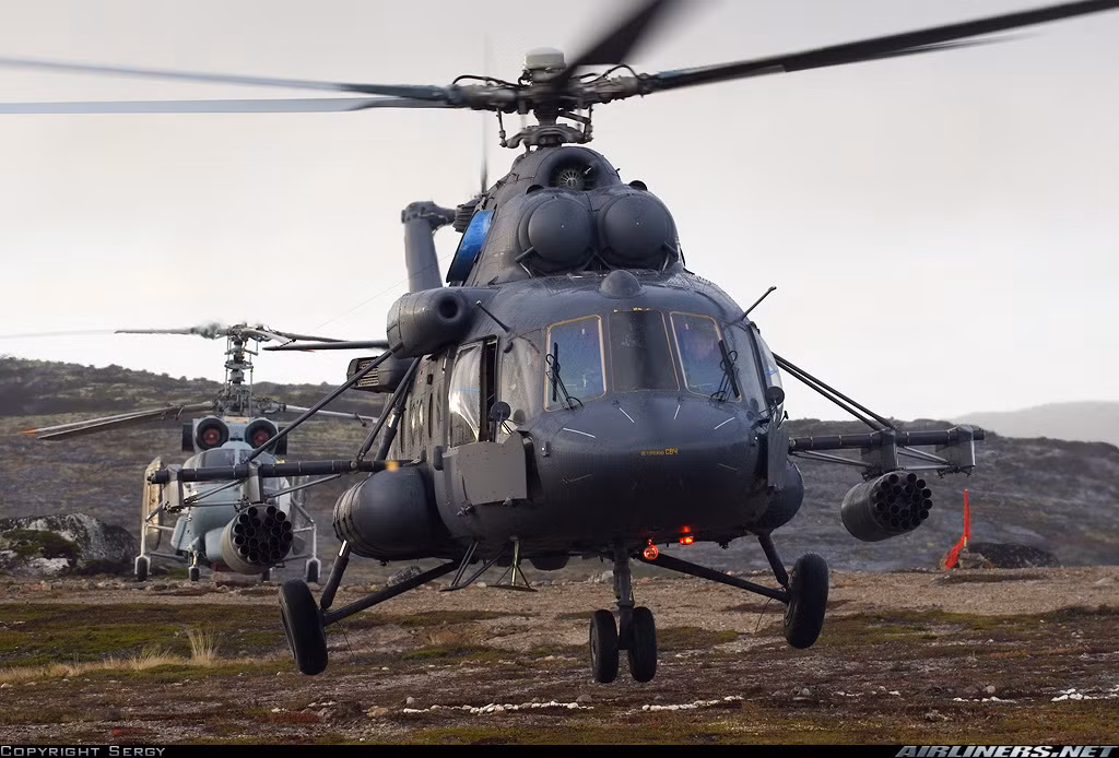Theo yêu cầu của khách hàng Mi-17V5 có thể được trang bị vũ khí tên lửa có điều khiển để giải quyết các nhiệm vụ đặc biệt: vận chuyển nhóm lính đặc nhiệm hoặc nhân viên tình báo và đảm bảo yểm trợ hỏa lực cho họ, không kích các nhóm phá hoại và trinh sát của đối phương hoặc các căn cứ của khủng bố. Nguồn ảnh: Airlines.net