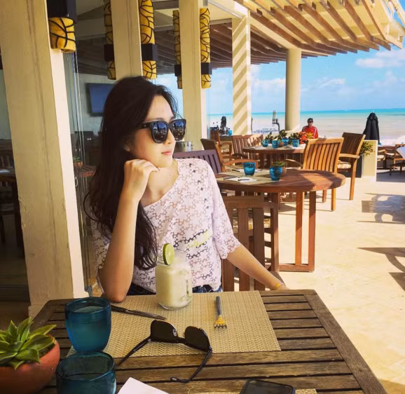 Tuy nhiên, Anh Sa không tham gia vào các hoạt động showbiz. Cô được định hướng theo nghiệp kinh doanh để sau này phát triển công ty của mẹ. Ảnh: saostar.vn.