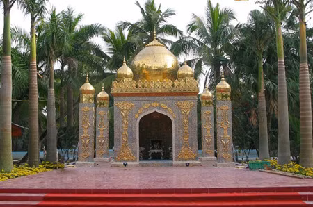  2. Cung điện vàng có một không hai của đại gia Hải Phòng Cung điện này được coi là nhà mẫu kiến trúc sư của một công ty ở TP. Hải Phòng. Toàn bộ hoa văn của cung điện được thiết kế và tạo hình theo phong cách hoa văn đương đại và cổ điển của lối kiến trúc Hồi giáo, kết hợp với vàng tạo nên vẻ đẹp quyền quý. Ảnh Vietnamnet.