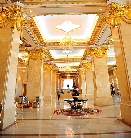 Khách sạn cao cấp Grand Plaza là một trong những tòa nhà dát vàng nổi tiếng tại Việt Nam tọa lạc tại 117 Trần Duy Hưng – một trong những vị trí đắc địa nhất của trung tâm thủ đô Hà Nội mới, khách sạn dát vàng do tập đoàn Charmvit (Hàn Quốc) làm chủ đầu tư. Ảnh: viettimejsc.com.