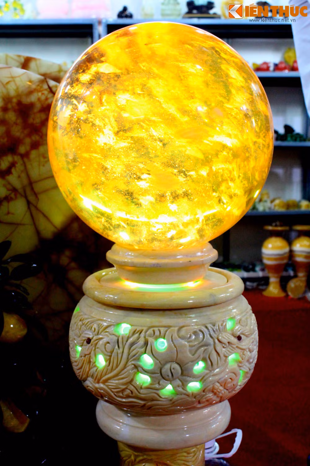 Chính vì vậy, người ta thường quan niệm rằng đặt trong nhà một quả cầu đá thạch anh hay làm vật trang sức sẽ mang tới may mắn, tài lộc cho người sử dụng.