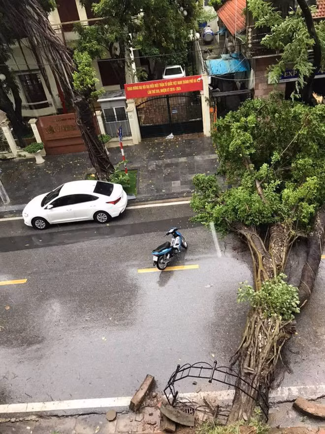 Do ảnh hưởng của hoàn lưu bão số 3, từ sáng sớm nay (3/8), Hà Nội mưa lớn đến mưa rất to. Cơ quan khí tượng cảnh báo, đợt mưa này có khả năng gây ngập úng cho nhiều tuyến phố nội thành từ 0,3 m đến 0,5m.
