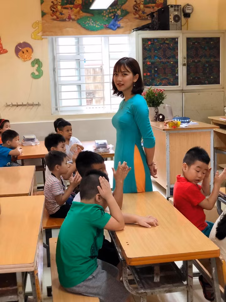 Thậm chí, các tài khoản cánh mày râu thi nhau đặt câu hỏi ”Cô dạy ở đâu thế?” hoặc… ”Phải cho thằng con mình chuyển qua trường của cô này quá”.