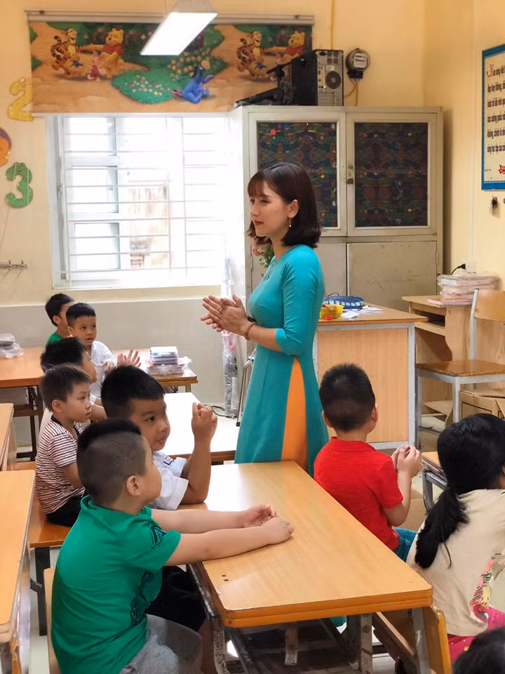 Chỉ sau 1 giờ, bài đăng về cô giáo xinh đẹp này đã thu hút lên tới 13 nghìn lượt like và vô số lượt chia sẻ, bình luận.