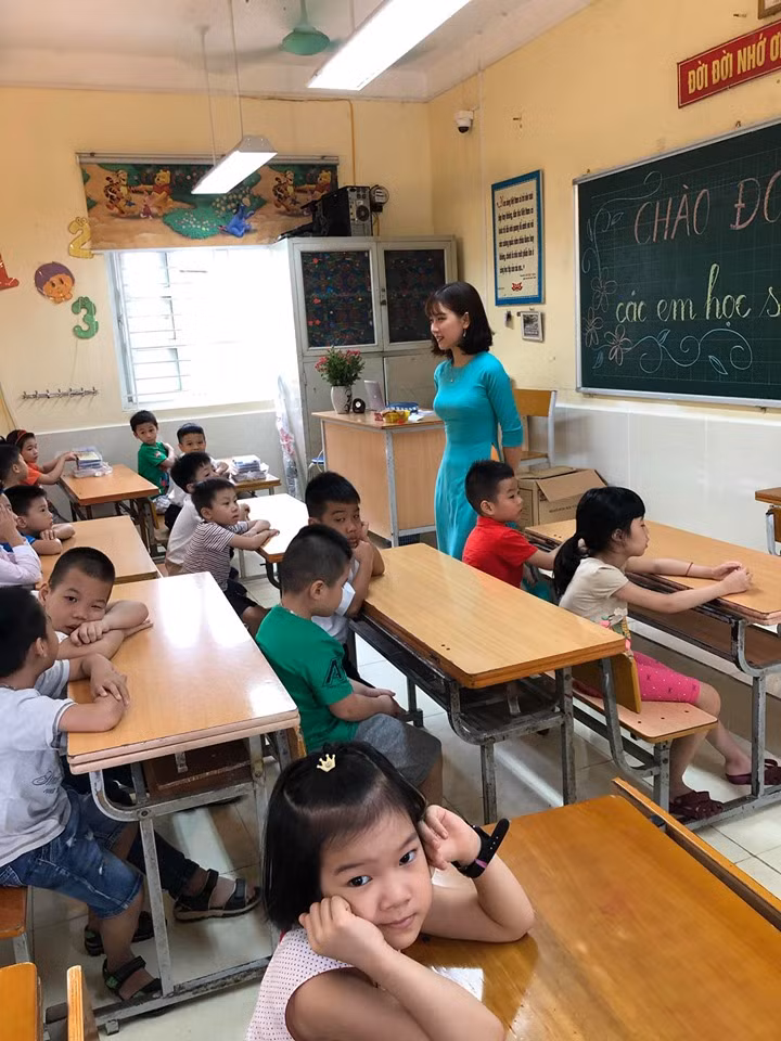 "Từ giờ, mọi việc trường lớp của con, vợ cứ để anh lo! Sáng nay anh mới ứng cử trưởng ban phụ huynh rồi!!!", chủ nhân bài viết chia sẻ hài hước kèm theo những bức ảnh về cô giáo xinh đẹp.