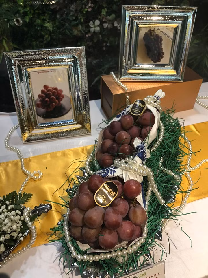 Loại nho thứ ba là nho Nữ hoàng Nina (Queen Nina) từ 1,2 triệu/ chùm. Đây là giống nho thế hệ mới có mặt tại Nhật lần đầu tiên vào năm 2009 tại Yamanashi, nơi nổi tiếng về sản xuất và xuất khẩu rượu nho. So với dòng Pione, những trái nho Nina dai nhẹ, ít chua hơn.