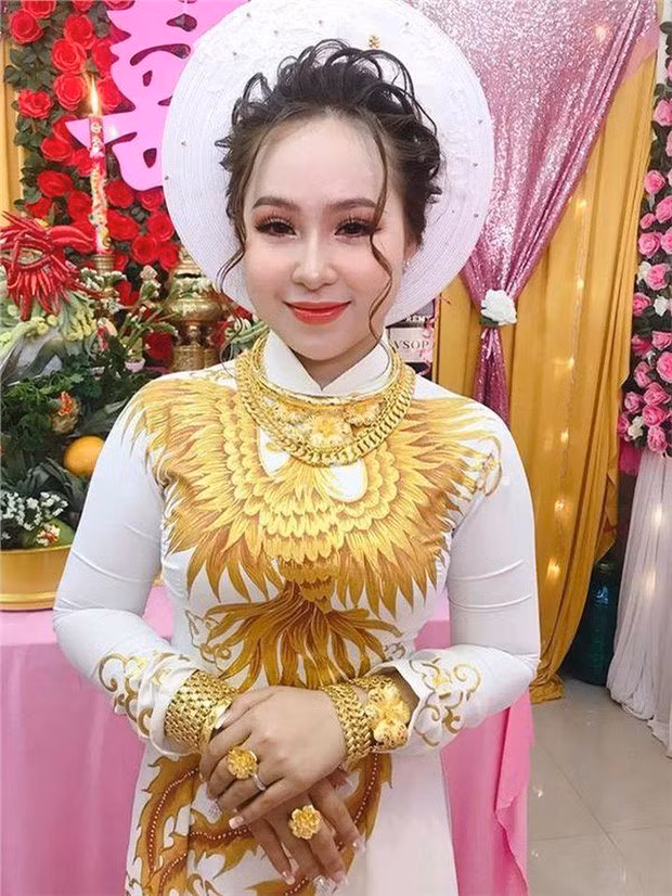 Sính lễ nhà trai chuẩn bị cho đám cưới này gồm 13 cây vàng được thiết kế thành trang sức gồm nhẫn, dây chuyền, vòng tay...