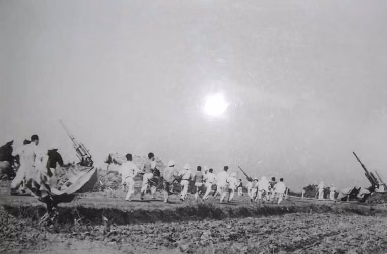 Giai đoạn từ 1954-1960, pháo 88mm là vũ khí chủ lực bảo vệ các thành phố quan trọng của miền Bắc. Ảnh: Trận địa pháo phòng không 88mm bảo vệ Thủ đô Hà Nội.
