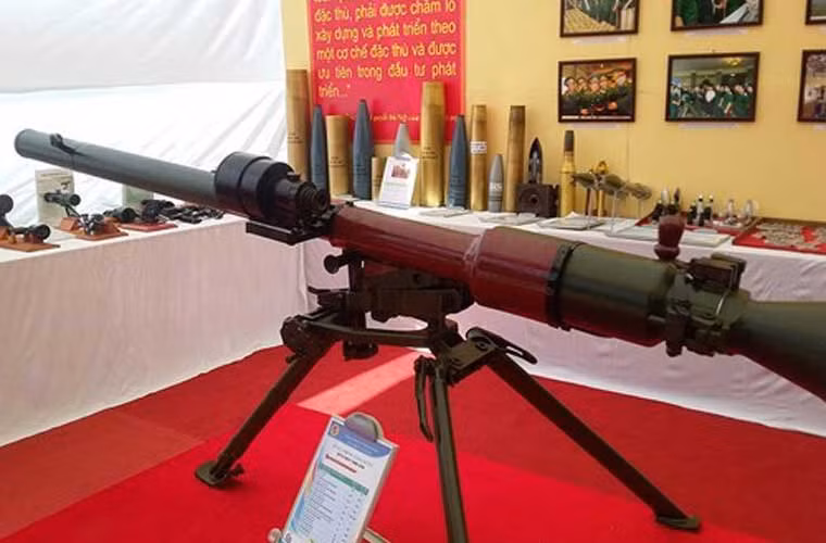 Một trong những vũ khí đáng chú ý do Việt Nam sản xuất là súng chống tăng SCT-9 được thiết kế trên cơ sở mẫu SPG-9 của Liên Xô, nhưng có nhiều cải tiến mới. Đây cũng chính là một trong những bức ảnh quân sự ấn tượng của Việt Nam tuần qua.