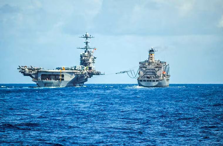 Tàu sân bay USS George Washington (CVN 73) tập luyện tiếp vận từ tàu hậu cần tổng hợp USNS Rappahannock (T-AO 204) trên biển Philippine.