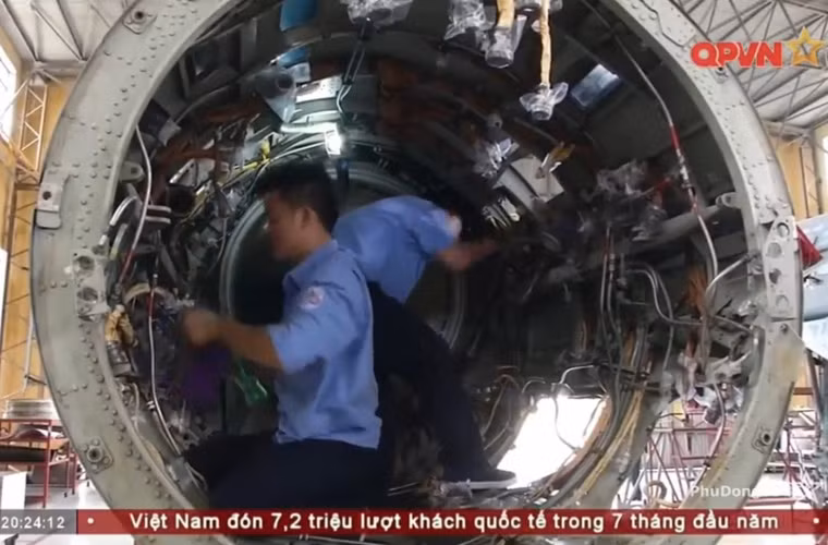 Cụ thể, Nhà máy trong nửa đầu năm 2017 đã bay thử bàn giao máy bay Su-22M4 số 5866, máy bay Su-22UM3K số 8511 cho đơn vị kịp thời phục vụ nhiệm sẵn sàng chiến đấu và huấn luyện; Hội đồng kỹ thuật đã nghiệm thu, chờ bay thử bàn giao máy bay 5870. Nguồn ảnh: Kênh Quốc phòng Việt Nam