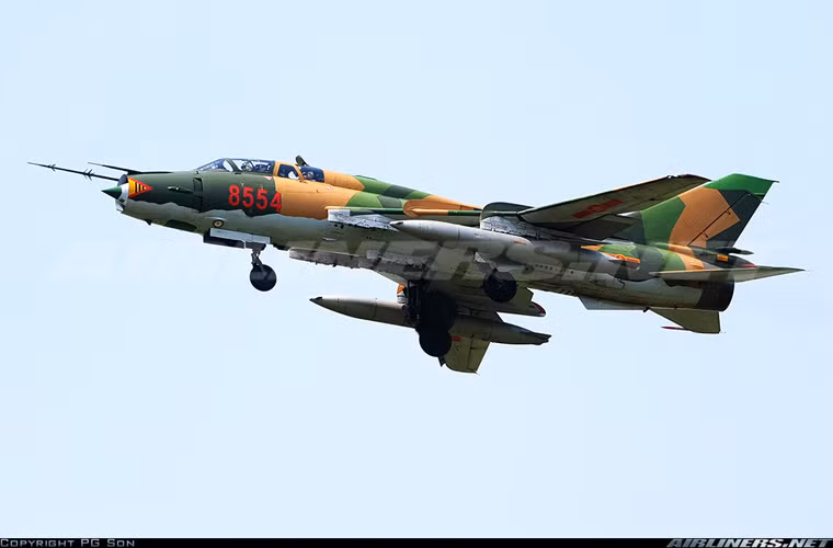 Su-22UM3K là phiên bản huấn luyện – chiến đấu hai chỗ ngồi được phát triển trên cơ sở phiên bản nội địa Su-17UM3. Cơ bản, hai mẫu này có cùng tính năng tương đương, chỉ khác ở hệ thống phân biệt địch – ta (IFF). Nguồn ảnh: Airlines.net