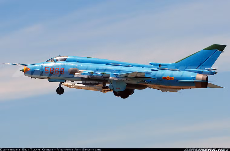 Su-22M4 sử dụng động cơ AL-21F-3 tương tự Su-17M4. Không có nhiều sự thay đổi trong hình dáng giữa 2 phiên bản này, khác nhau chủ yếu nằm ở hệ thống điện tử và phân biệt bạn-thù. Nguồn ảnh: Airlines.net