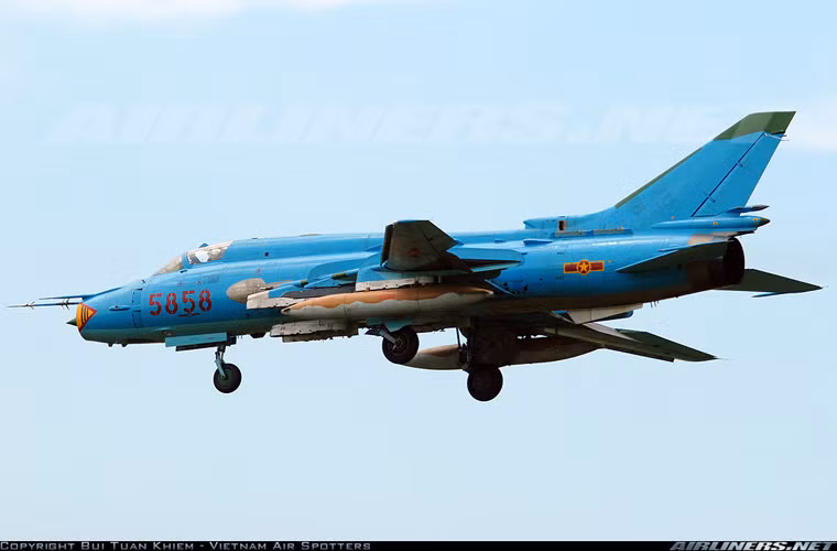 So với thế hệ trước, Su-22M4 được trang bị công nghệ điện tử hàng không mới nhất lúc bấy giờ, cho phép triển khai một số loại vũ khí thông minh hiện địa như tên lửa không đối đất Kh-25L và Kh-25ML, bom dẫn đường KAB-500Kr. Nguồn ảnh: Airlines.net
