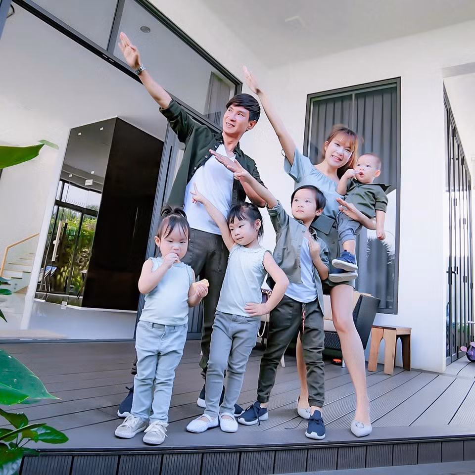 Sau quãng thời gian chung sống, khoảng cách tuổi tác lẫn tính cách đối lập không còn là trở lại trong cuộc sống hôn nhân của Lý Hải và vợ hot girl.