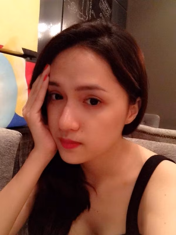 Qua thời gian, nhờ vào việc chăm sóc và làm đẹp cho bản thân, Hương Giang Idol ngày càng sở hữu những đường nét thanh thoát, nữ tính hơn.