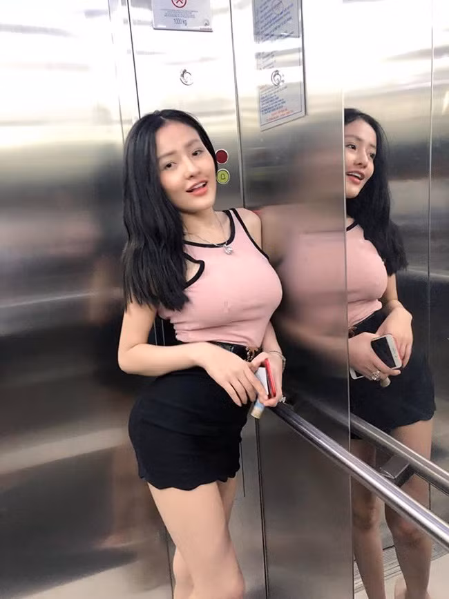 Thân hình nóng bỏng nhờ "dao kéo" giúp Ngân 98 tự tin phô bày thân thể của mình.