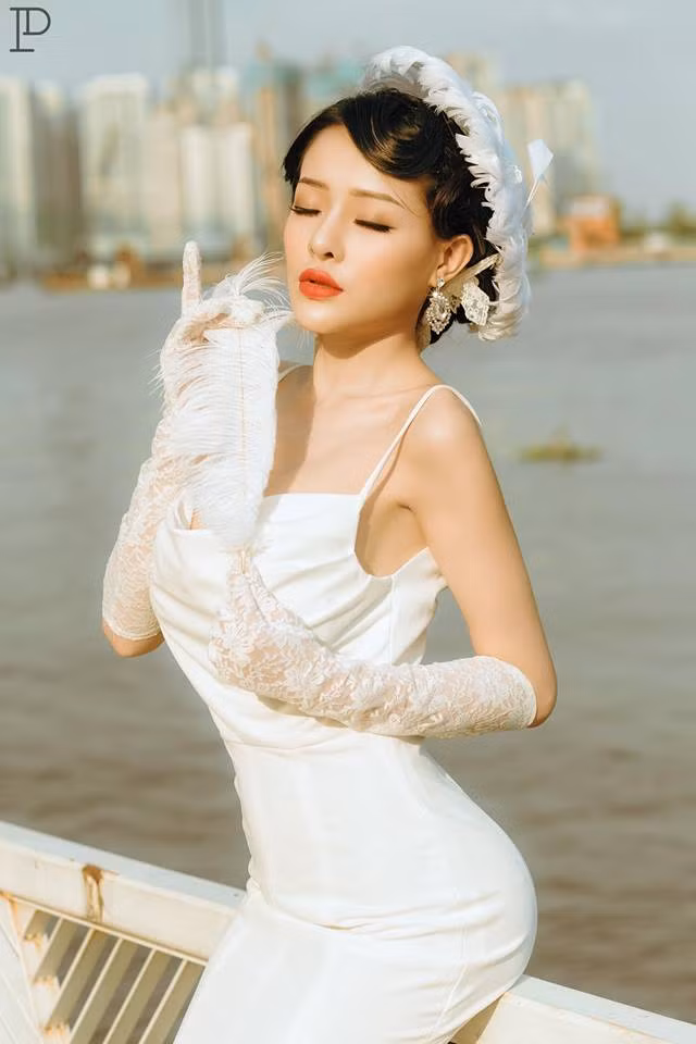 Nhưng cuối cùng cặp đôi cũng được gia đình chấp nhận vì lý do mà nam ca sĩ đưa ra: "Cô gái chỉ hơn 20 tuổi mà có trong tay cả tỷ thì mấy ai làm được. Hơn hết, Ngân 98 không phải gái bán dâm. Nhờ những việc như vậy, cha mẹ bây giờ đã chấp nhận cô ấy". Ảnh: FBNV.