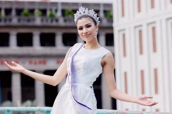 Dù bị tước vương miện nhưng trong video giới thiệu bản thân được đăng tải trên fanpage cuộc thi, Nguyễn Thị Thành vẫn đội vương miện Á khôi Du lịch Việt Nam.