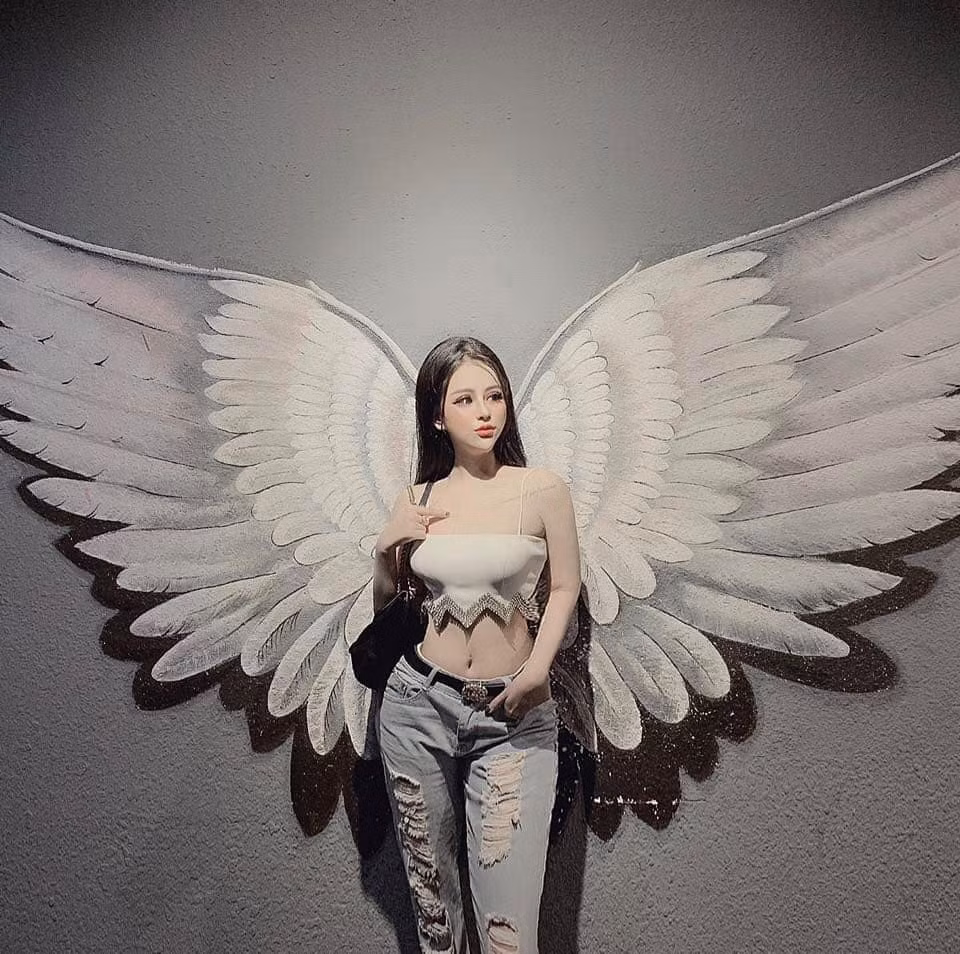 Hình ảnh chỉnh sửa quá đà khiến "bạn gái tự xưng" của Vũ Duy Khánh bị ví như "hot girl mặt rắn".