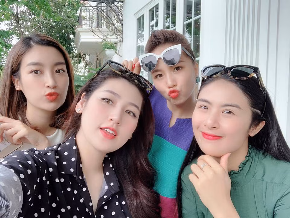 Gương mặt phúng phính của Tú Anh khi chụp cùng các hoa hậu làm dấy lên nghi vấn cô đang mang thai.