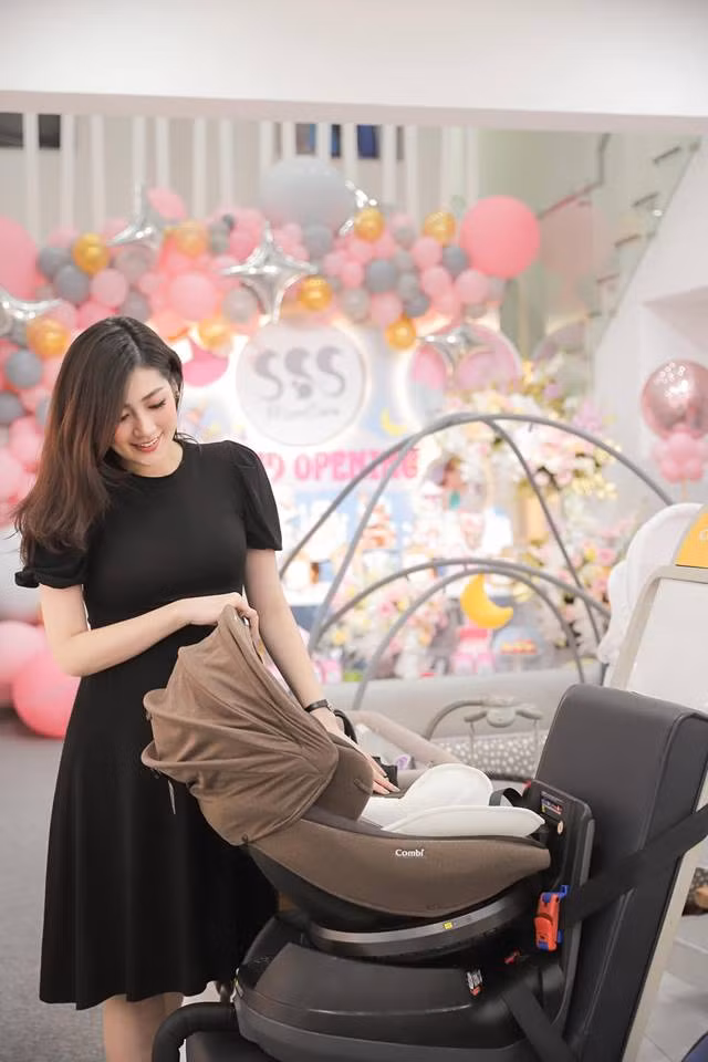 Ngoài những người hỏi han khi nào "vỡ chum", một số bạn bè trên Facebook còn chúc cô "mẹ tròn con vuông". Đáp lại những lời chúc và hỏi han này, Tú Anh gửi lời cám ơn tới mọi người chứ chưa có câu trả lời chính thức.
