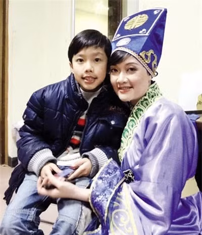 Hai năm trước, sau lần lộ bức ảnh cưới hiếm hoi, Vân Dung chia sẻ trên Ngoisao.net, sau khi kết hôn và sinh con, ông xã của Vân Dung công tác ở miền Nam, còn chị hoạt động chính ở Hà Nội. Nhà có một mẹ một con nên Vân Dung dạy con tự lập và tiết kiệm từ nhỏ.