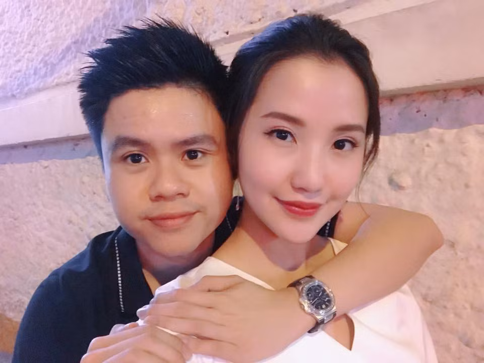 Những tưởng cả hai sẽ nắm chặt tay nhau đến bến bờ hạnh phúc, thế nhưng thời gian gần đây, Phan Thành - Primmy Trương dính nghi vấn chia tay sau khi mỹ nữ bất ngờ xóa hết ảnh và bỏ theo dõi bạn trai thiếu gia.