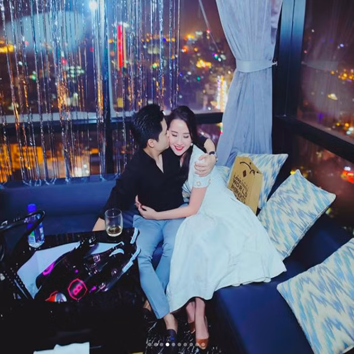 Đáp lại tình cảm của bạn trai, Primmy Trương cũng từng chia sẻ cảm giác hạnh phúc và gửi lời "cám ơn anh đã đến làm sáng và chữa lành vết thương cho tôi".