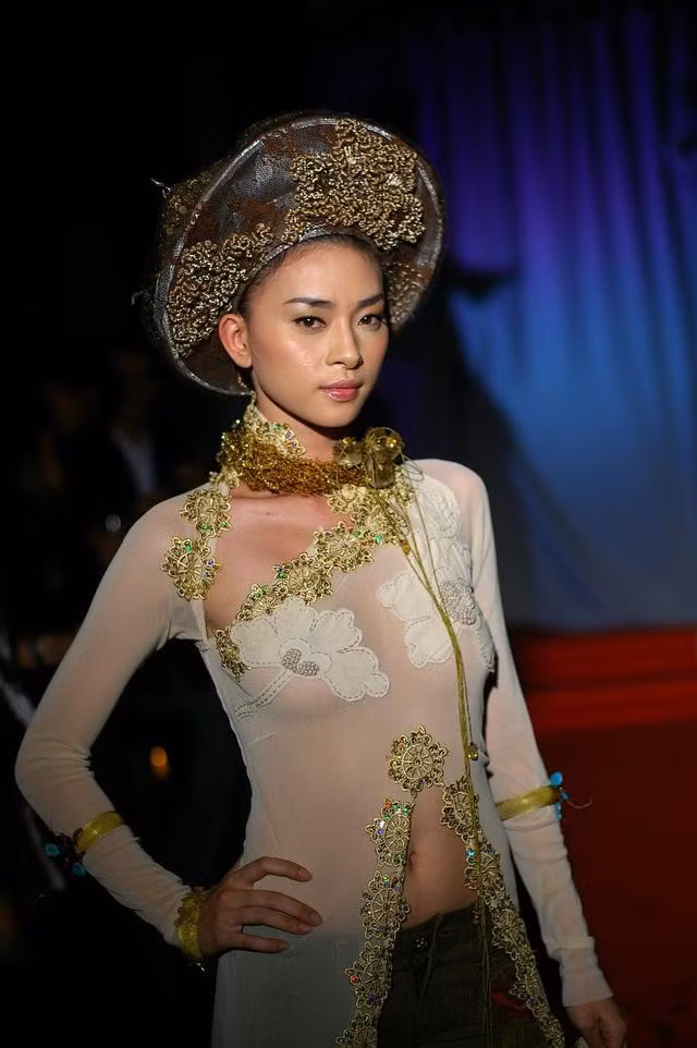 Ngo Thanh Van mac ao dai xuyen thau, khong noi y phan cam kem gi ca si My-Hinh-2