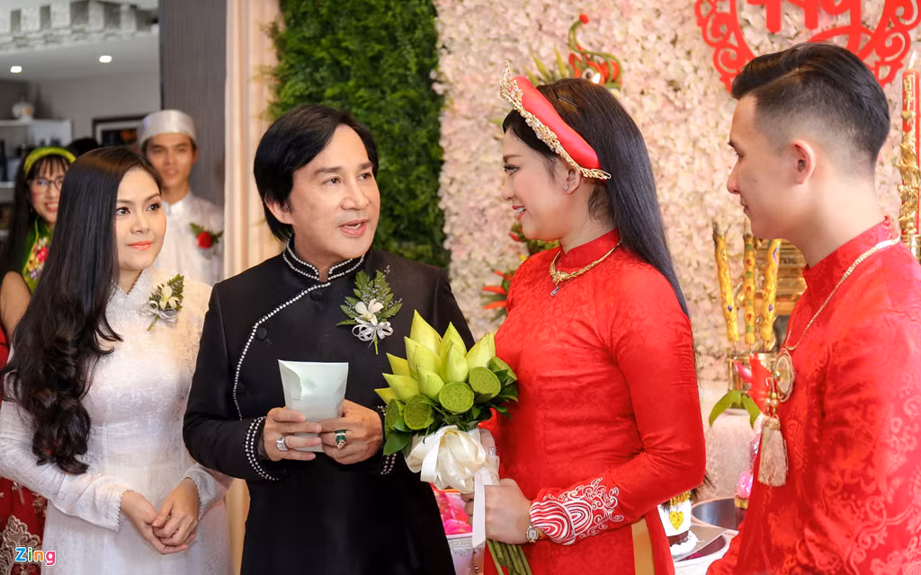 Không chỉ ủng hộ chồng giữ mối quan hệ tốt với hai người vợ cũ, Trinh Trinh còn khiến Kim Tử Long luôn cảm thấy hạnh phúc và tự hào khi đối xử tốt với các con riêng của chồng, khiến cho 5 người con luôn yêu thương và hòa thuận với nhau. Ảnh: Vợ chồng Kim Tử Long trong ngày trọng đại của cô con gái lớn (Zing).