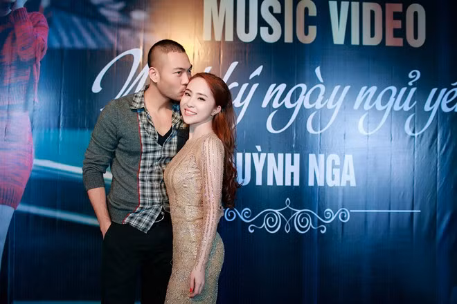 Đầu năm 2016, Quỳnh Nga ra mắt MV "Nhật ký ngày ngủ quên", đánh dấu sự tái xuất của cô với vai trò ca sĩ sau thời gian ở ẩn. Ông xã Doãn Tuấn cũng tháp tùng vợ tới sự kiện. Ảnh: Thành Đạt/Zing.