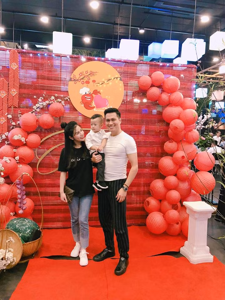 Vợ chồng Việt Anh đưa con trai đi du xuân.