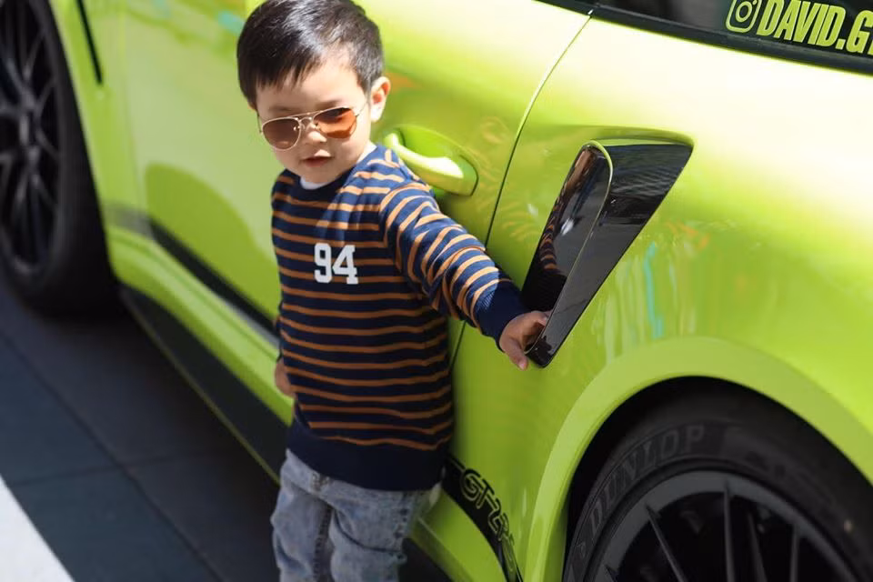 Nhóc tì nhà anh "Bo" còn có thú mê siêu xe giống mẹ.