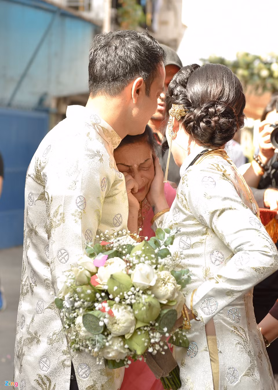 Mẹ chú rể cũng rơi nước mắt trong ngày vui của hai con.