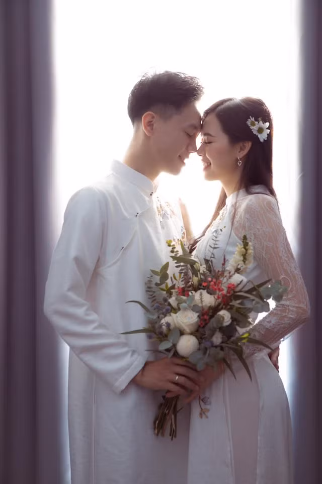 Đám cưới của Bùi Thanh Hằng được tổ chức ngày 15/11, tại Hà Nội. Người đẹp Thanh Hằng và chú rể Quang Trường hẹn hò 10 năm trước khi nên vợ nên chồng.