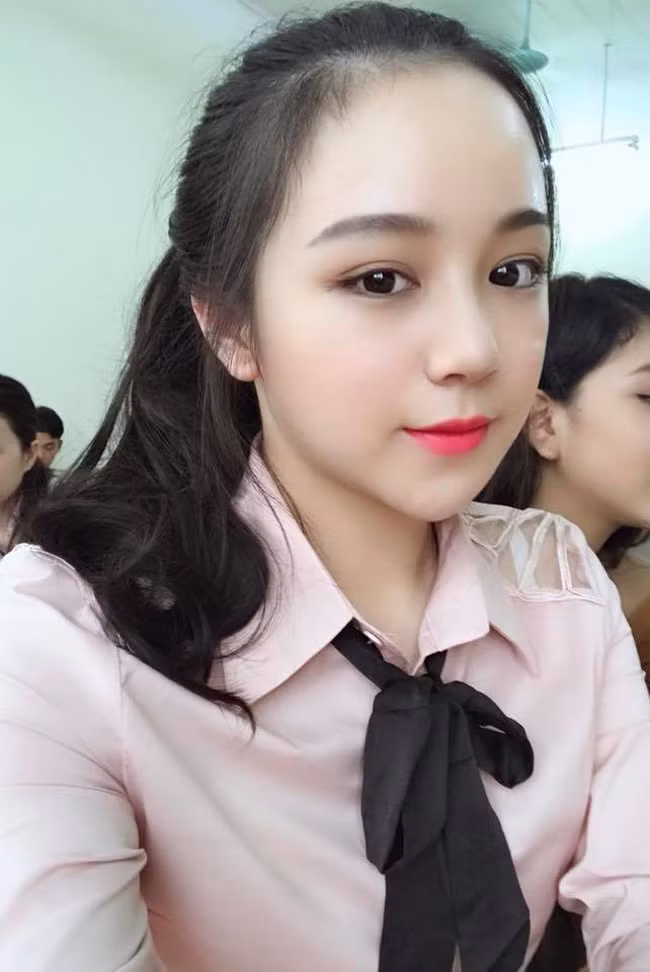 Hình ảnh nữ sinh áo dài trắng, xinh xắn, trong trẻo đã gắn liền với Thủy Tiên từ đó.