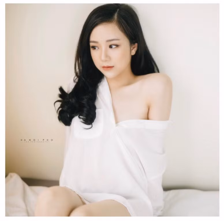 Trên trang cá nhân của mình, người đẹp gốc Hưng Yên thường xuyên đăng tải những bộ ảnh bikini hay những trang phục hở hang triệt để khoe 3 vòng gợi cảm.