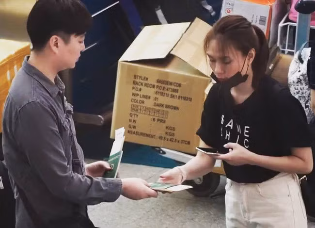 Cư dân mạng còn tung ra những "bằng chứng" về hình ảnh khá tình tứ của Mỹ Tâm và Kim Hak.