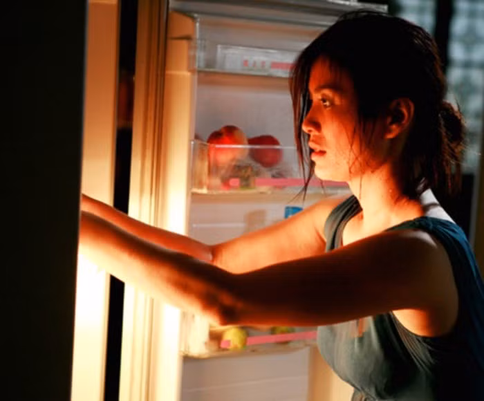 Thời điểm đóng "Bi, đừng sợ" - bộ phim khiến Hoa Thúy ám ảnh nhất vì cảnh nóng bạo liệt, chị sắp kết hôn với một doanh nhân Việt kiều hơn mình 18 tuổi. Khi phim ra rạp, "cô giáo Thúy" lâm cảnh khó ngờ khi có người đã lấy cảnh nóng trên phim gửi về nhà chồng cô.