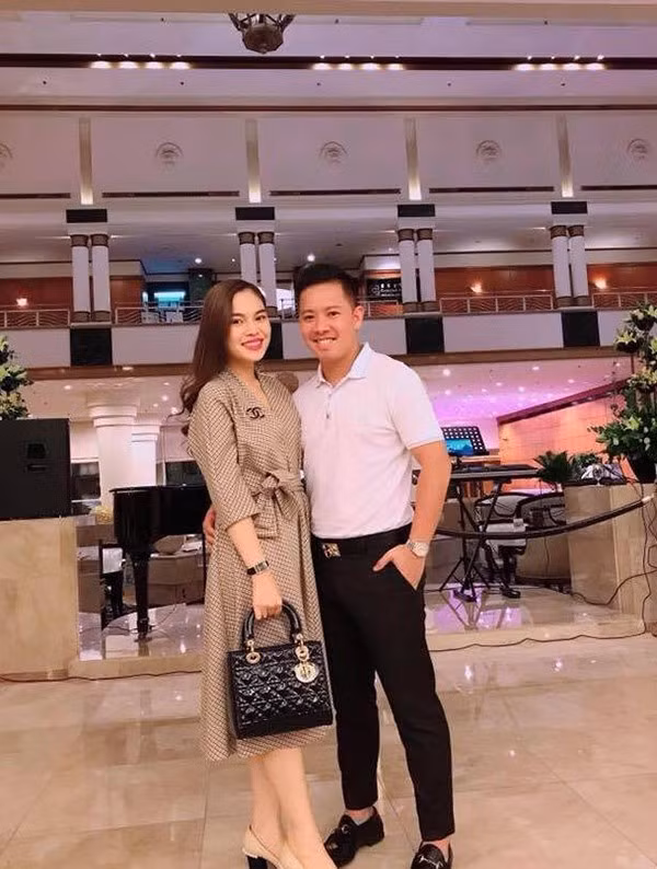 Dù hạn chế chia sẻ về người bạn đời nhưng có thể thấy Giang Hồng Ngọc rất được cưng chiều.