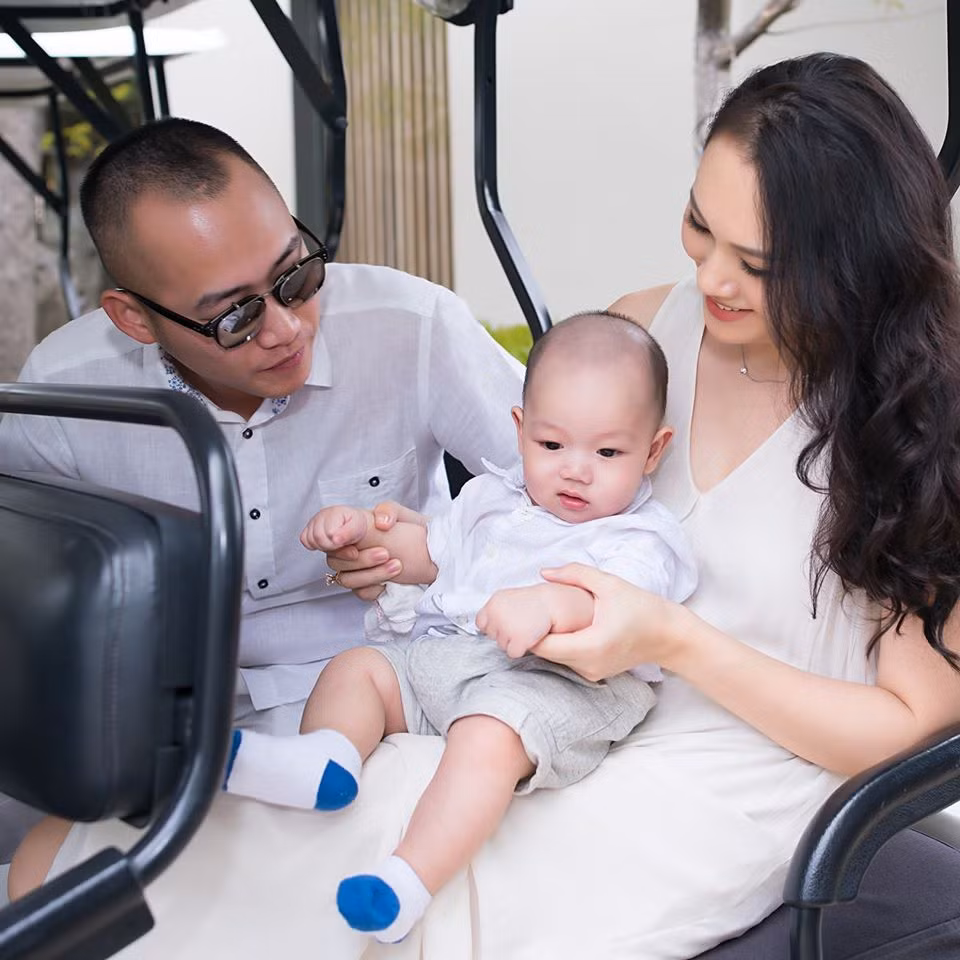 Cậu ấm thứ hai nhà Ngọc Thạch cũng có cuộc sống sung sướng từ trong trứng nước như cậu cả khi thường xuyên được bố mẹ cho đi du lịch sang chảnh, diện đồ đắt tiền...
