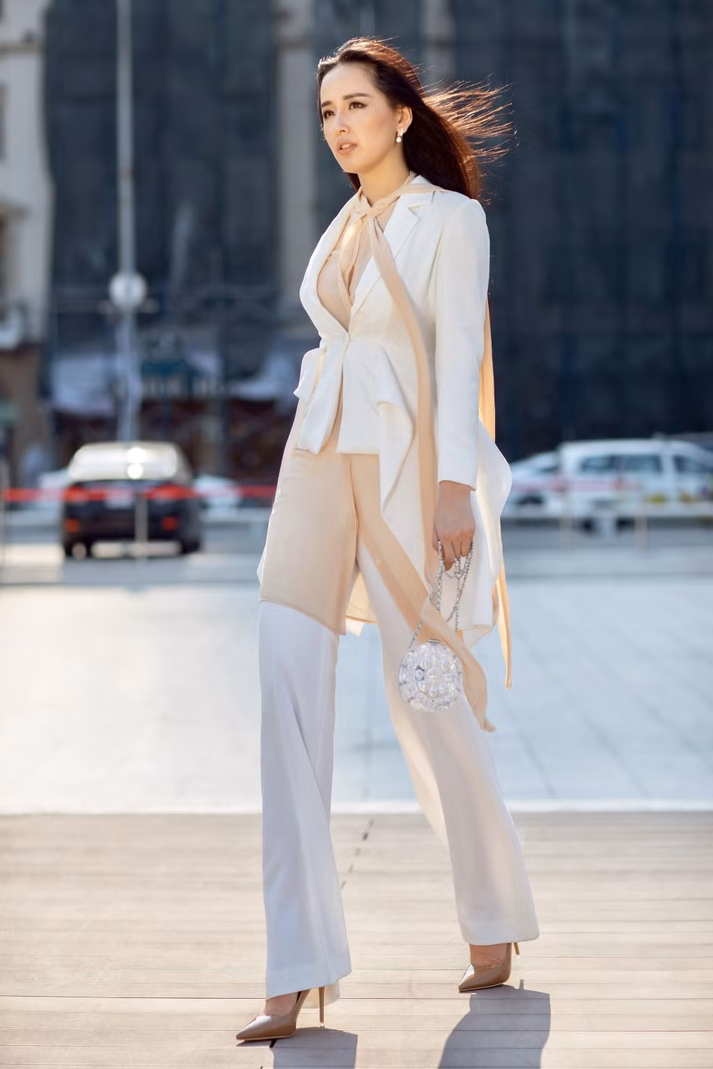 Xuất hiện trong trang phục của NTK Lê Thanh Hoà, nữ giám khảo Miss World Việt Nam 2019 nhận được nhiều lời khen về vẻ đẹp quyến rũ và mặn mà cùng thần thái cuốn hút.
