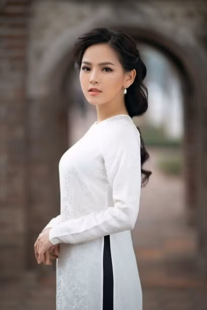 Năm 2017, Huyền Trang bất ngờ được một trang tin Trung Quốc tung hô trên bảng xếp hạng vẻ đẹp của các mỹ nữ châu Á. Người đẹp xếp thứ hai sau Ấn Độ, “vượt mặt" cả Địch Lệ Nhiệt Ba.
