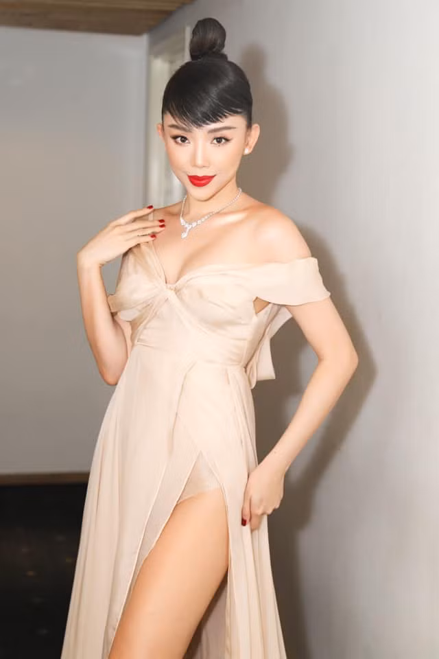 Cô cũng trung thành với hình ảnh một nữ ca sĩ hiện đại, đa-zi-năng.