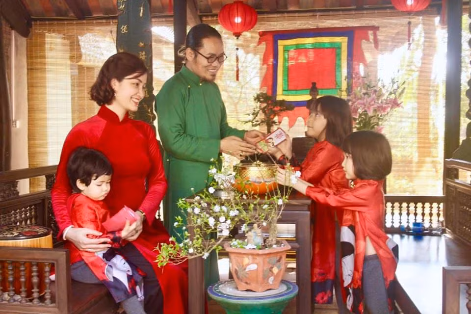 Mỗi năm, nghệ sĩ Vượng Râu đều tận hưởng cái Tết quây quần bên bà xã và 3 cô con gái đáng yêu trong không gian biệt phủ ấm cúng.