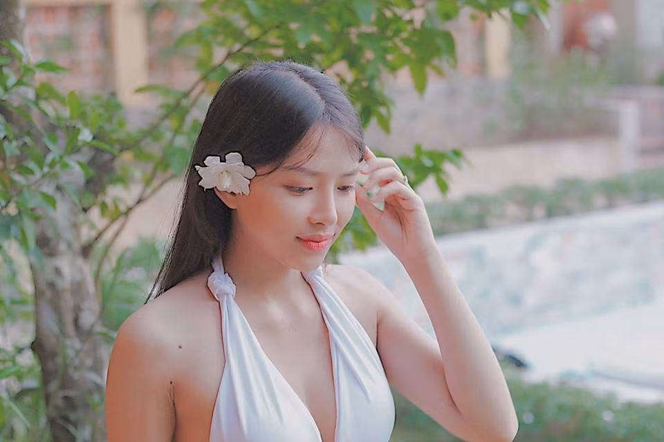  Bạn gái của giọng ca "Vợ người ta" sinh năm 1994, sở hữu gương mặt xinh đẹp cùng thân hình vô cùng nóng bỏng. Khánh Vy từng gây sốt trong cộng đồng mạng với bức ảnh "hot girl bán xúc xích".